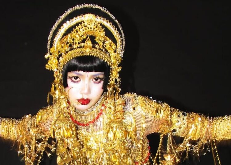 Lisa do Blackpink se veste como ‘Jibaro’ Golden Siren para o Halloween de 2025