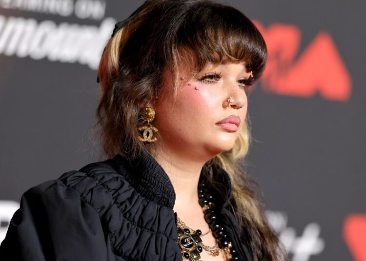 Lola Young cancela todos os próximos eventos para 'trabalhar em mim'