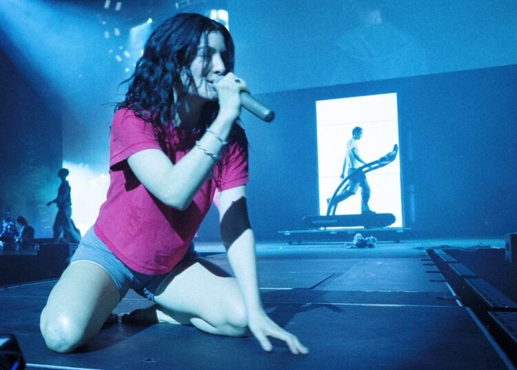 Lorde provoca que novas músicas podem chegar em breve: 'Excited to Find Out'