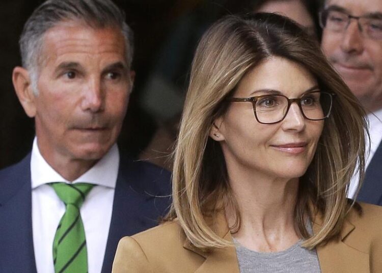 Lori Loughlin e Mossimo Giannulli se separam após 28 anos de casamento - e esse escândalo da faculdade