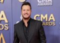 Luke Bryan revela a causa da morte de sua irmã em rara entrevista sobre família