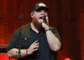 Luke Combs se apresentará no Neyland Stadium em 2026