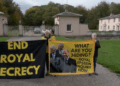 Manifestantes protestam em frente à casa do príncipe Andrew, Royal Lodge