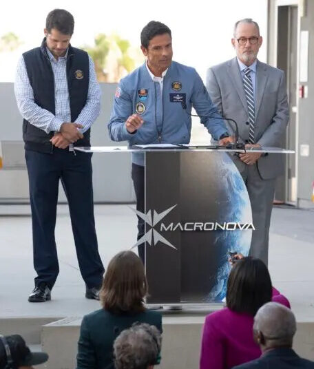 Mark Consuelos provoca seu futuro '9-1-1' com a conclusão do desastre espacial