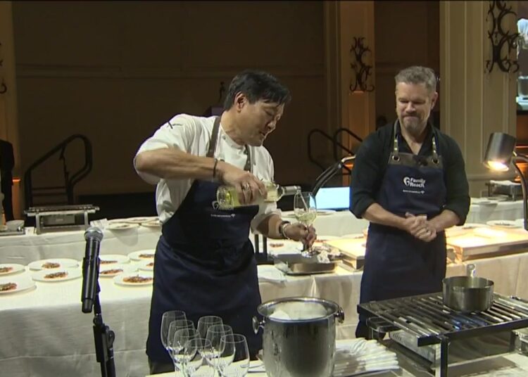 Matt Damon, chefs de celebridades cozinham por uma causa em Boston - Boston News, Weather, Sports