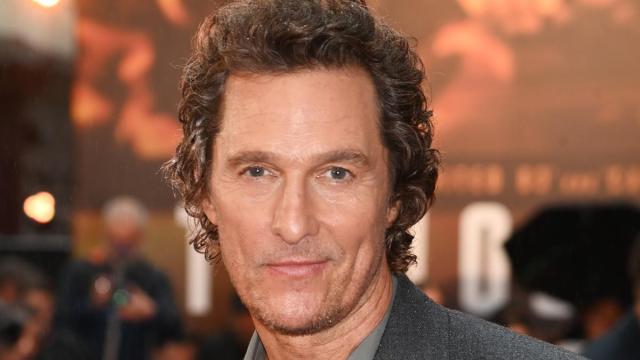 Matthew McConaughey tinha certeza de que ‘rasgaria’ algo usando esse tipo de terno