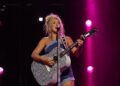 Megan Moroney estreia novo single no show pop-up de Nashville