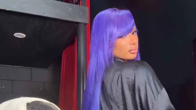 Megan thee garanhão twerking in Bathrobe tem internet em estrangulamento