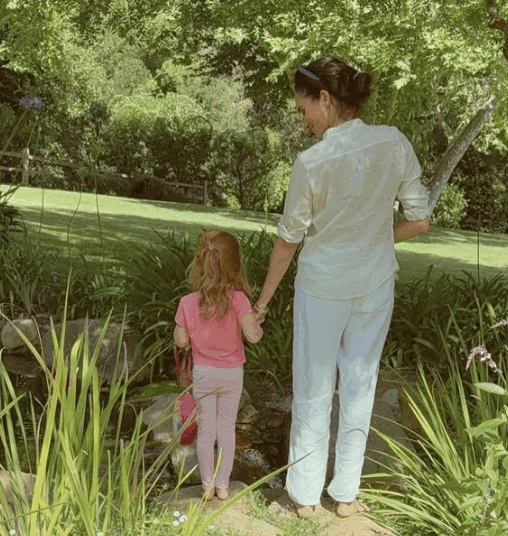 Meghan Markle divulga nova foto e vídeo dela e da filha do Príncipe Harry, Lilibet