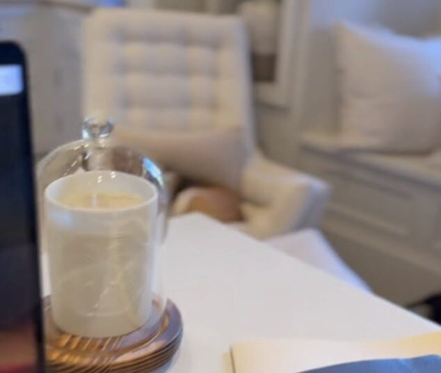 Meghan Markle é acusada de 'lucrar' com seus links reais ao exibir um caderno com sua cifra real no vídeo promocional da linha As Ever Christmas
