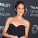 Meghan Markle é uma realeza chique em vestido Chanel sem alças