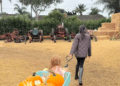 Meghan sai com uma roupa no valor de £ 1.200 para uma viagem à plantação de abóboras com o Príncipe Harry, Archie e Lilibet