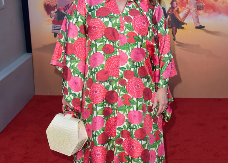 Melissa McCarthy deslumbra em Flowy Floral Ensemble na estreia de 'Regretting You'