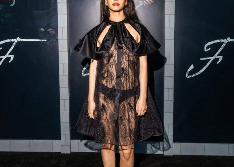 Mia Goth usou Dior na estreia de ‘Frankenstein’ em Los Angeles