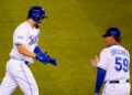 O jogador da primeira base do Kansas City Royals, Eric Hosmer (35), comemora enquanto contorna as bases em direção a ...