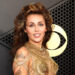 Miley Cyrus usa ‘maquiagem como microfone’