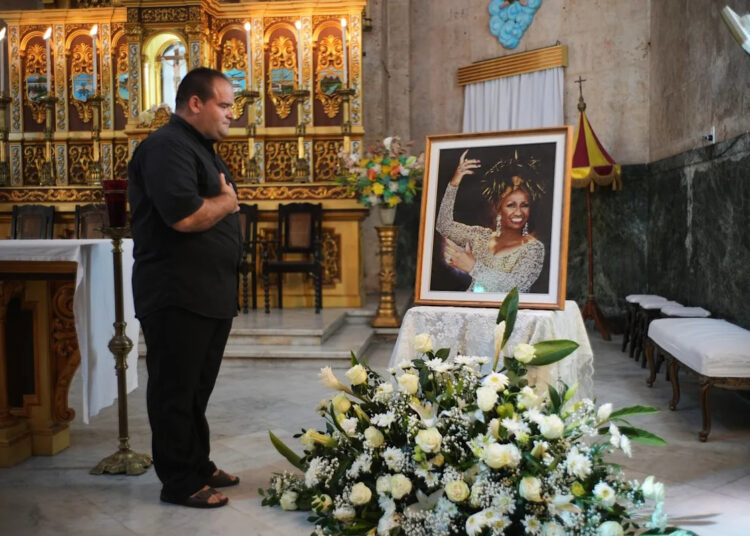 Missa em homenagem à cantora de salsa Celia Cruz atrai centenas de pessoas em Cuba depois que autoridades encerraram apresentação
