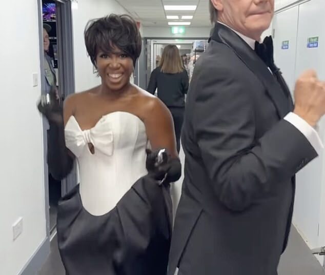 Motsi Mabuse, do Strictly, estreia um novo penteado glamoroso para a Movie Week – depois de revelar o segredo por trás de sua incrível perda de peso