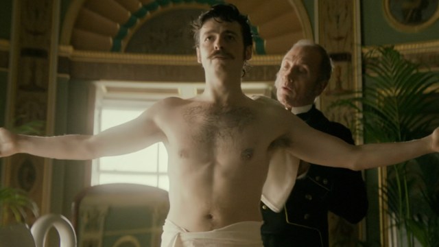 Não, Anthony Boyle não usou uma prótese em sua cena de banho de casa de Guinness