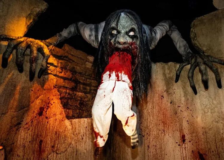 Não pensei que um banheiro seria a parte mais assustadora das noites de terror de Halloween da Universal, mas este vídeo me convenceu