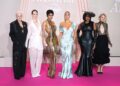 Naomi Watts e Sarah Paulson ousam desnudar looks sem sutiã
