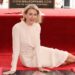 Naomi Watts usa vestido rosa blush para cerimônia da Calçada da Fama de Hollywood