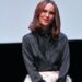 Natalie Portman é uma bailarina moderna usando uma minissaia tipo tutu