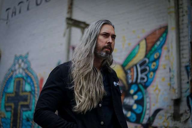 Nate Parrish expande os horizontes da música punk no novo álbum ‘Make Me A Mountain’