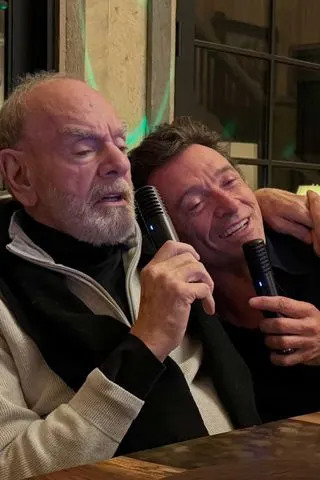 Neil Diamond se junta a Hugh Jackman para o karaokê após o papel de tributo a “Song Sung Blue”: 'What a Day!'