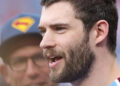 Nicholas Hoult compartilha doces lembranças de estar no set com David Corenswet