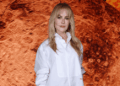Nicole Kidman surpreende com vestido com fenda na coxa e provoca frenesi online