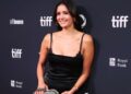 Nina Dobrev canaliza seu personagem de 'Vampire Diaries usando vestido de cetim vintage