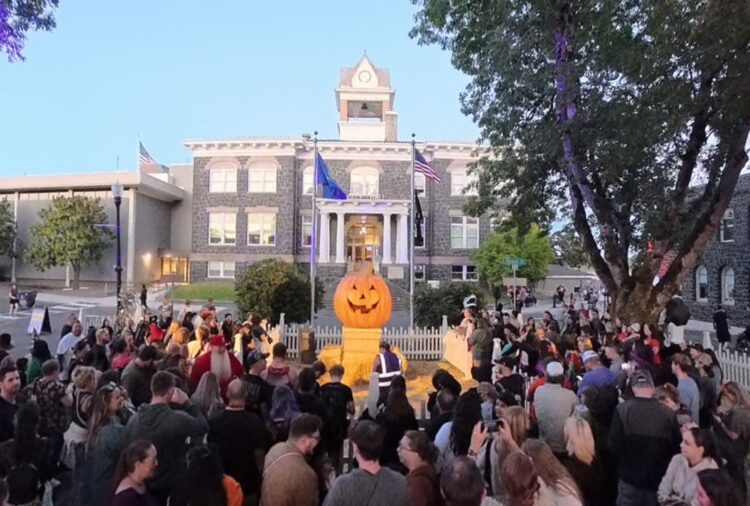 Nos bastidores, uma olhada nas estrelas de 'Halloweentown' do Oregon