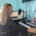 Jennette Jay Booth compõe músicas em seu teclado em casa em maio de 2023.