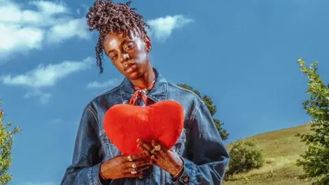 Novo álbum How To Be Human mostra um lado mais suave da estrela dos Traidores