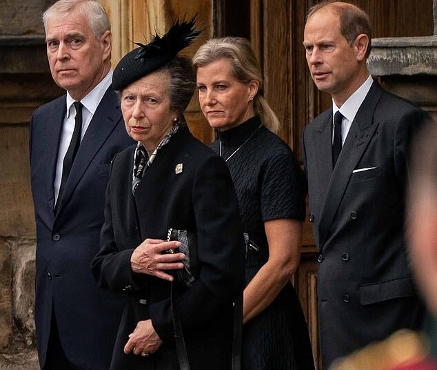 O Príncipe Eduardo pagou o 'valor de mercado' por sua mansão no campo em Surrey, ao contrário do 'aluguel em grão de pimenta' de Andrew pelo Royal Lodge