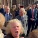 O Rei Charles é questionado por um manifestante Andrew gritando 'há quanto tempo você sabe' - enquanto ele e Fergie se preparam para deixar o Royal Lodge e ir para casas separadas