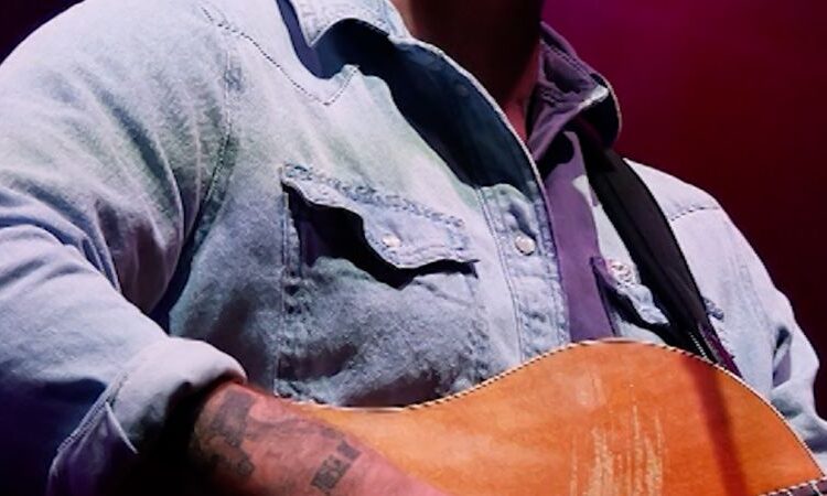 O astro country Zach Bryan ataca o ICE em nova música