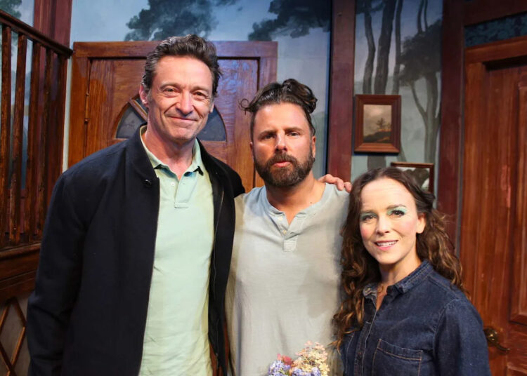O ator Hugh Jackman assiste a uma apresentação no teatro Branford