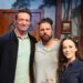 O ator Hugh Jackman assiste a uma apresentação no teatro Branford
