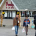 O ator Mark Wahlberg em Shrewsbury para as filmagens de 'Weekend Warriors'