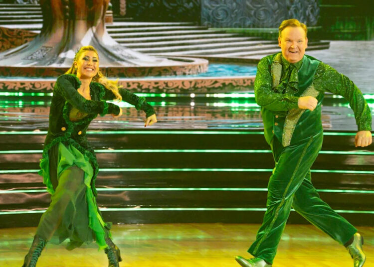 O azarão de 'DWTS' faz todo mundo falar - até Cheryl Burke acha que ele chegará ao final