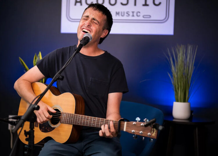 O cantor Will Anderson transforma a dor por sua falecida esposa em música em seu primeiro álbum solo
