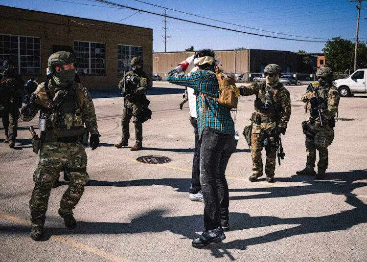 O cantor country Zach Bryan desencadeia letras ardentes contra o ICE, a aplicação da lei e a América em nova música