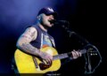O cantor country dos EUA Zach Bryan bate a Agência de Imigração em Nova Song, Faces Maga Backlash