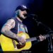 O cantor country dos EUA Zach Bryan bate a Agência de Imigração em Nova Song, Faces Maga Backlash