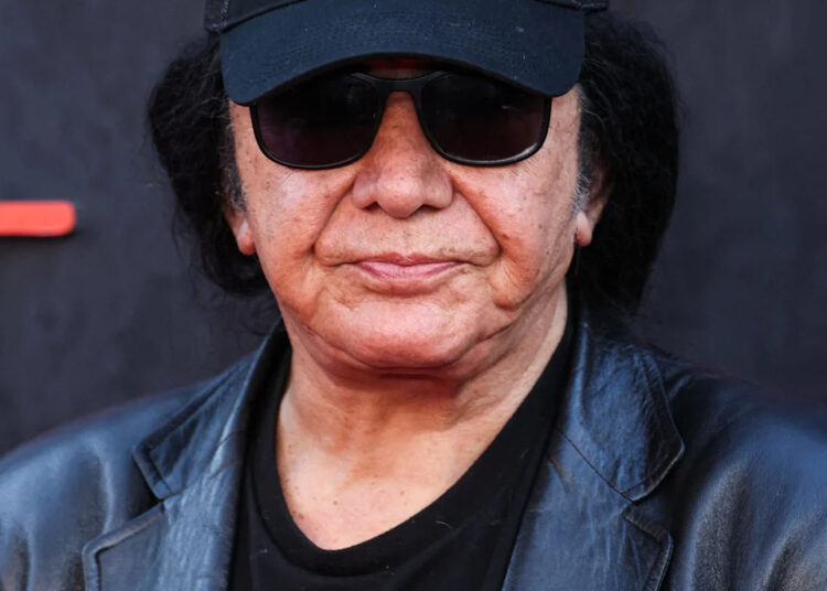 O cantor do Kiss, Gene Simmons, envolvido em um acidente de carro em Malibu, supostamente atropelou um veículo estacionado após desmaiar