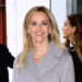 O casaco de Reese Witherspoon está na moda para o outono - e também perfeito para petites