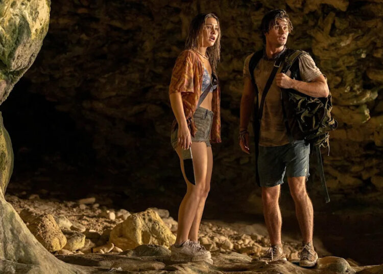 O co-criador de “Outer Banks” supostamente agarra e grita com o assistente de produção no set