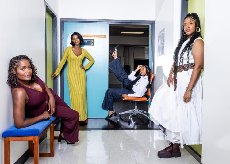 O elenco de 'Hair Sleding' de 'Jaja Slaiding' fala humor, turbulência política